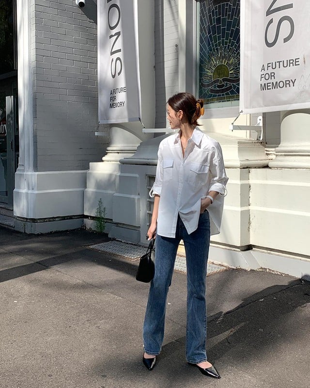 Áo sơ mi trắng và quần jeans là cách mặc đơn giản nhưng bắt mắt. Bộ đôi này có sự đan xen giữa nét trẻ trung, phóng khoáng và vẻ nữ tính. Đôi giày mũi nhọn sẽ giúp tôn dáng hiệu quả và cộng thêm điểm sang trọng cho outfit.    