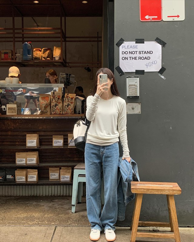 Chị em đừng bỏ qua công thức áo thun trắng dài tay và quần jeans xanh, cách mặc này ghi điểm trẻ trung vừa thanh lịch, chuẩn mốt. Đôi giày sneaker trắng là mảnh ghép hoàn hảo của bộ Shbet999 com đăng nhập năng động.    