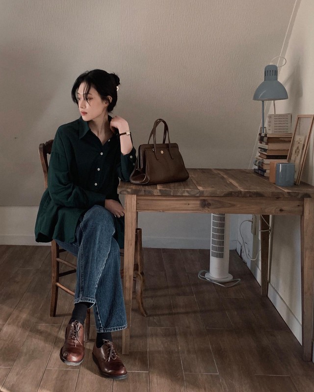 Công thức áo sơ mi màu xanh đậm và quần jeans trở nên sang trọng hơn nhờ đôi giày da và túi xách mang tông màu nâu. Set đồ trên còn có công dụng tôn da sáng hơn, chị em rất nên tham khảo.    
