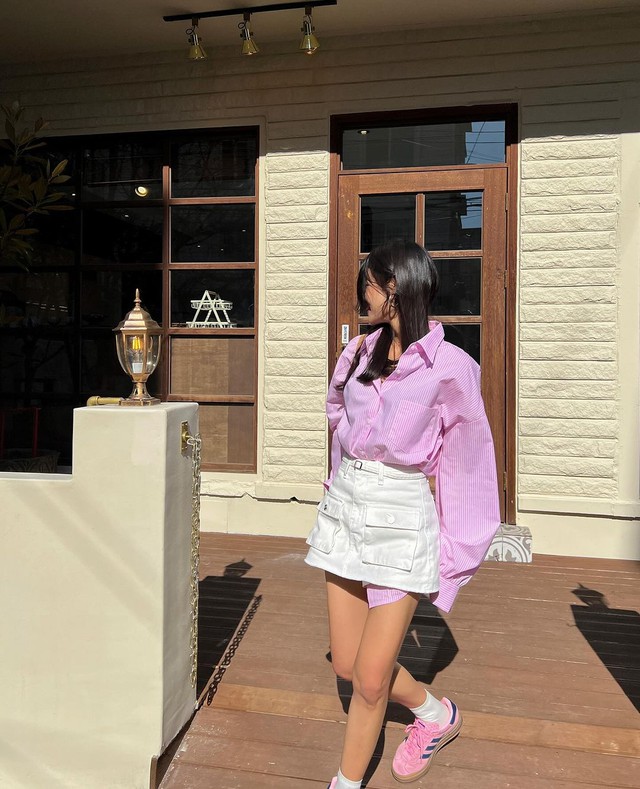 Áo sơ mi oversize là kiểu dáng basic được không chỉ hội công sở mà các tín đồ thời trang Châu Á, đặc biệt là Hàn Quốc mê mẩn. 