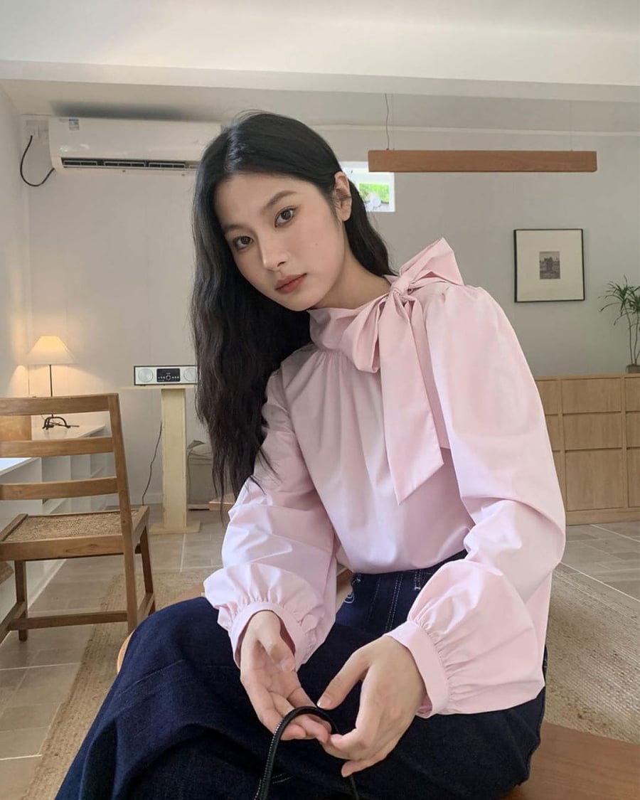 Cũng là form sơ mi cơ bản nhưng item này lại biến hoá thêm chiếc nơ xinh xắn ở cổ áo, tạo ra điểm nhấn độc đáo, cuốn hút cho Shbet999 com đăng nhập. 