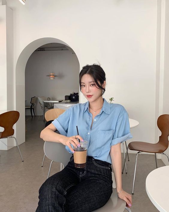 Áo sơ mi denim là một item không thể thiếu trong tủ đồ của mọi tín đồ thời trang bởi tính linh hoạt