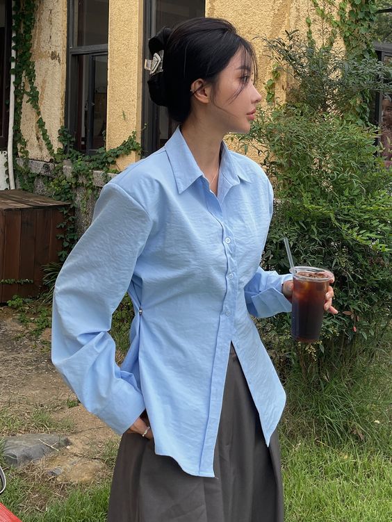 Sơ mi chiết eo mang đến sự hài hòa giữa vẻ đẹp thanh nhã và khả năng tôn lên dáng vóc. 