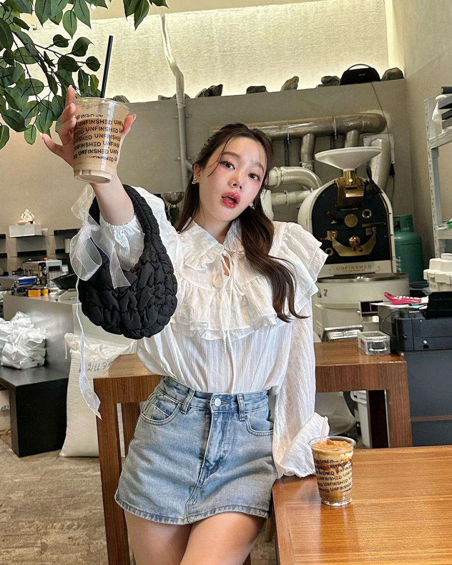 Nàng hoàn toàn có thể kết hợp cùng quần jeans, chân váy hay shorts với sơ mi bèo nhún cho nhiều hoàn cảnh từ công sở đến dạo phố.    