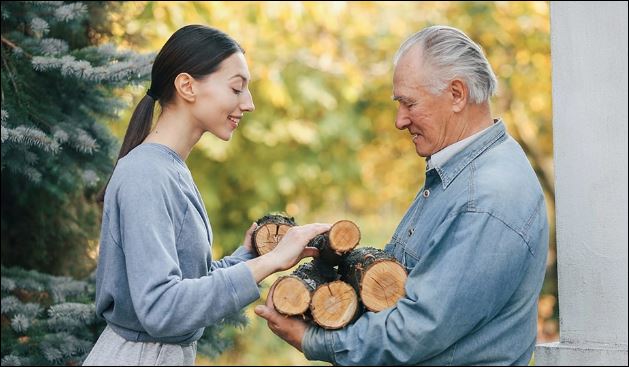 Khi bạn phát hiện ra mỗi khi cha mẹ đứng trước mặt mình và nói chuyện cẩn thận thì chứng tỏ là họ đã già rồi.  (ảnh minh họa)