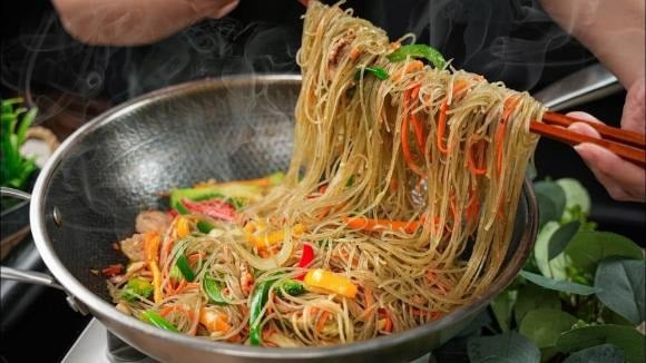 Rắc thêm hành lá thái nhỏ, rau thơm, hạt tiêu vào và thưởng thức ngay khi còn nóng.    