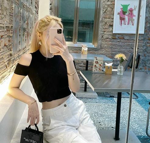 Chiếc áo len dáng lửng ngắn tay là lựa chọn thích hợp cho các quý cô khi đi chơi, đi làm.