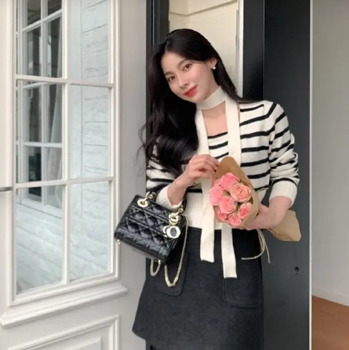 Hãy diện áo len dáng lửng cổ rộng với chân váy ngắn chữ A hoặc chân váy midi đảm bảo vô cùng nữ tính. 