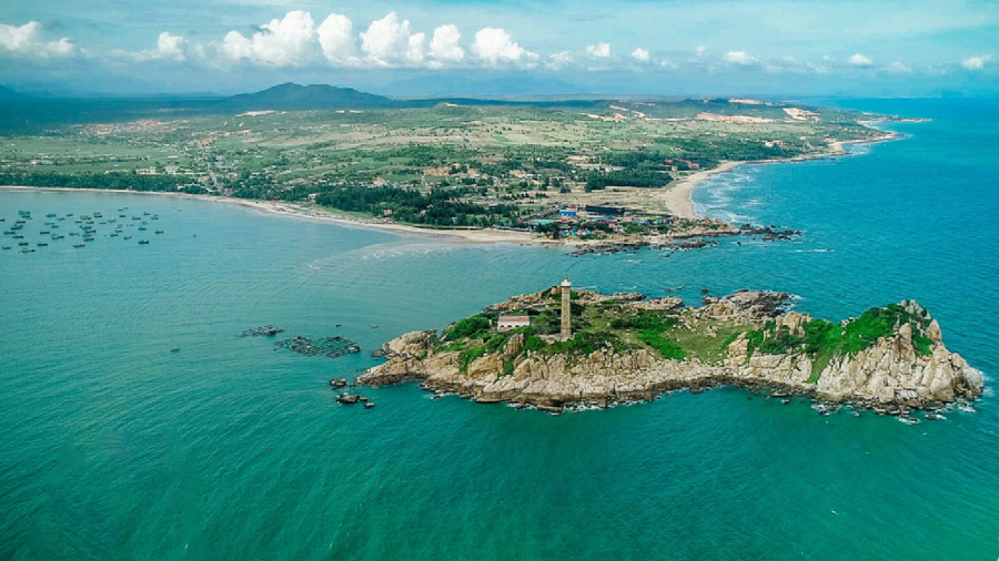 Khắp tỉnh Bình Thuận rải rác nhiều điểm tham quan, đặc biệt là ở thành phố Phan Thiết và các khu vực xung quanh