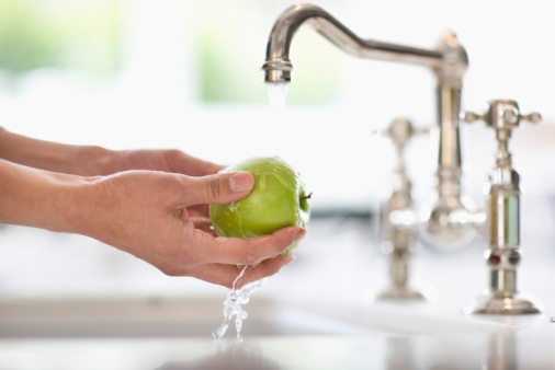 Ngâm và rửa bằng nước sạch    