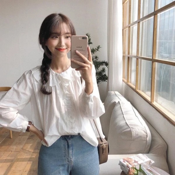 Khi nhắc tới chiếc áo blouse trắng, hình ảnh đầu tiên xuất hiện thường là vẻ đẹp dịu dàng và phong cách nữ tính