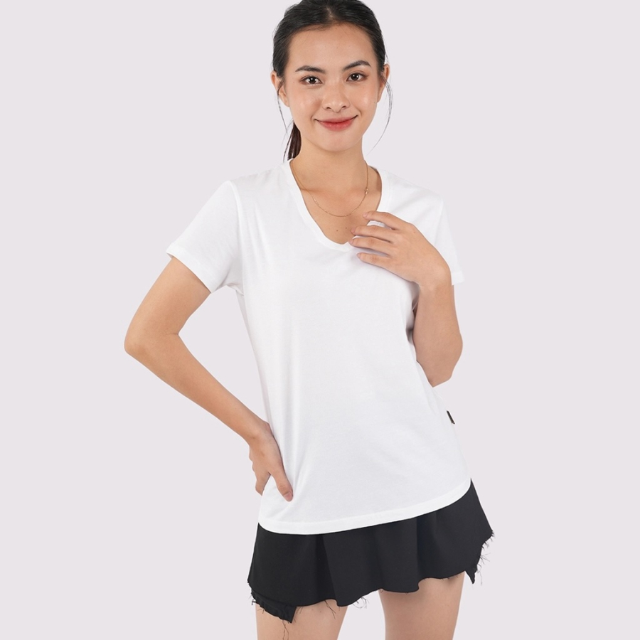Chiếc áo thun trắng có khả năng biến hóa phong cách dạo phố của chị em trở nên thời thượng và cá tính