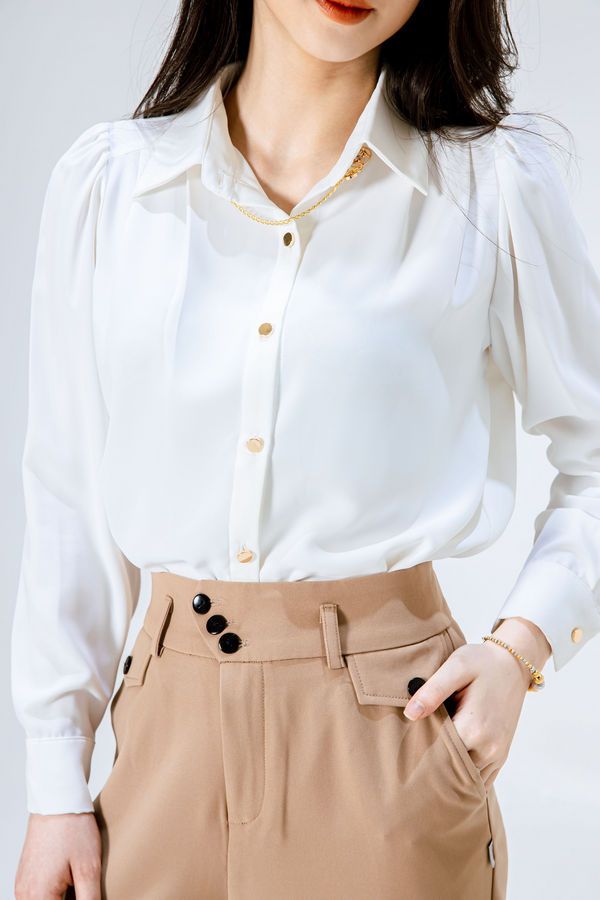 Chiếc áo sơ mi trắng là item không thể thiếu trong bộ sưu tập thời trang cơ bản của mỗi người