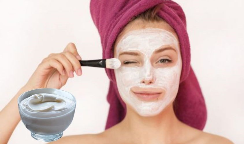 Đắp mặt nạ cung cấp dưỡng chất cho da.