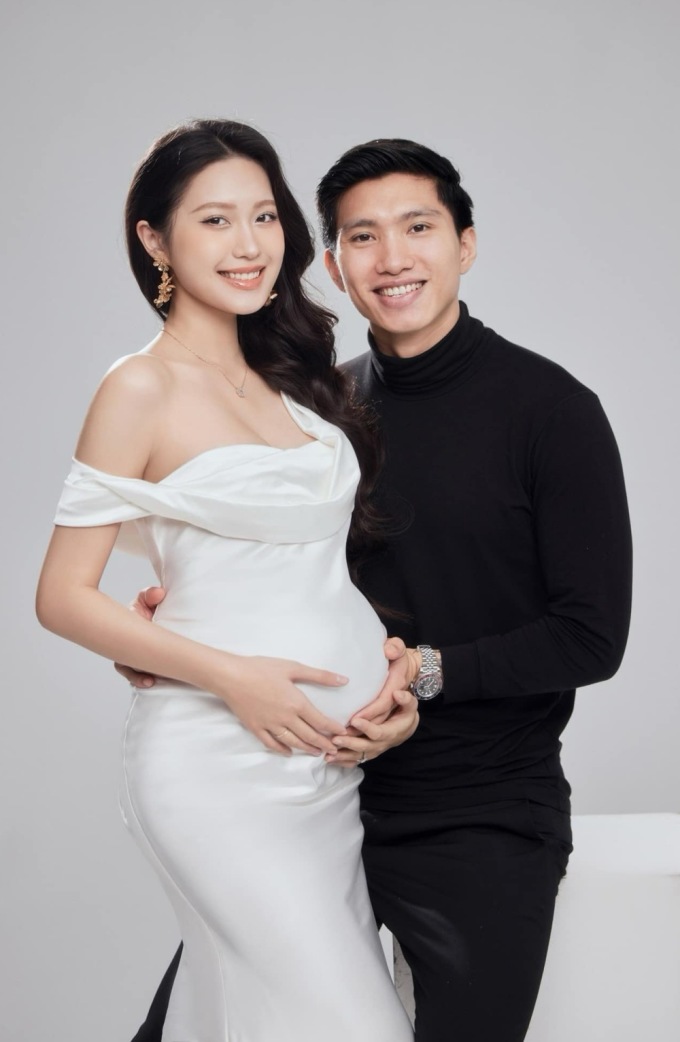 Doãn Hải My và chồng trong bộ ảnh công bố tin vui.    