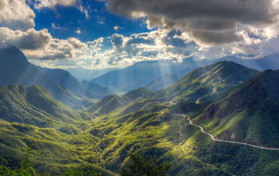Đèo Ô Quy Hồ, còn được biết đến với tên gọi đèo Mây hoặc đèo Hoàng Liên, đứng trong hàng ngũ tứ đại đỉnh đèo nổi tiếng của Việt Nam