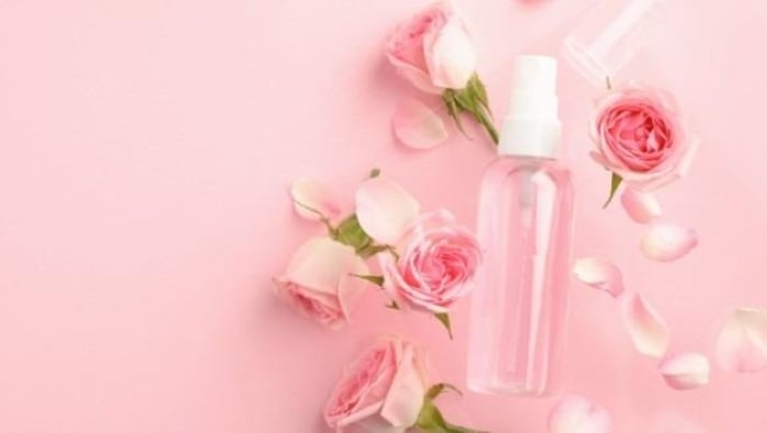 Nước hoa hồng là một loại toner tốt cho da