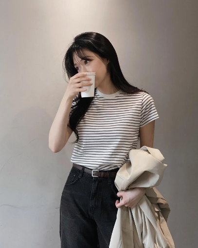 Áo kẻ ngang phối màu trung tính sẽ giúp chị em có vẻ ngoài trang nhã nhưng cũng đừng bỏ qua áo kẻ ngang tông màu đỏ - trắng, xanh - trắng hoặc trắng và cam…