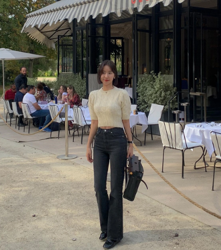 Chị em hãy đeo vòng cổ ngọc trai, dây chuyền vàng hoặc khuyên tai. 