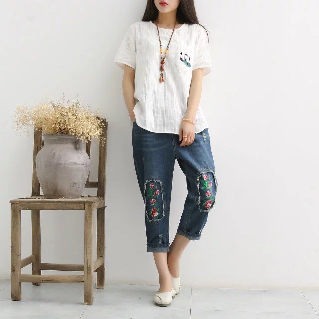 Chiếc quần jeans với họa tiết thêu hoa này đã lỗi mốt. 