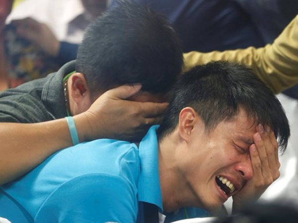 Trong mắt người khác, việc khóc là một phản ứng tự nhiên khi mất đi người thân, cho thấy họ đang trải qua nỗi đau sâu sắc.