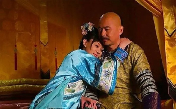  Trong lịch sử phong kiến, tên của các phi tần thường được khắc trên tấm kim bài, sau đó đặt trong lọ hoặc khay để hoàng thượng lựa chọn.