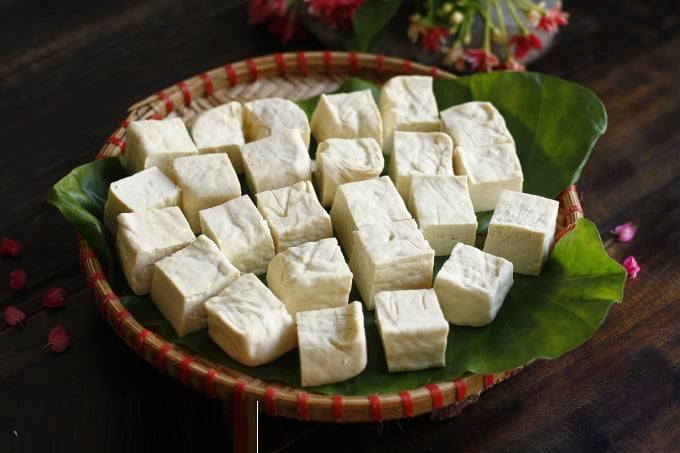 Đậu mua về rửa qua nước muối loãng rồi dùng vải màn hoặc khăn sạch thấm khô, cắt miếng hình chữ nhật hoặc miếng vuông vừa ăn. 