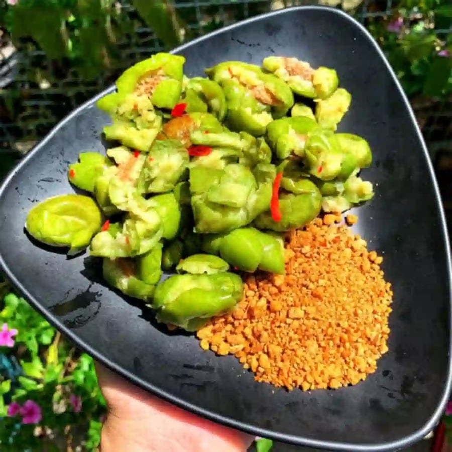Cà na, còn được biết đến với cái tên trám trắng, là loại quả phổ biến và gần gũi với người dân miền Tây