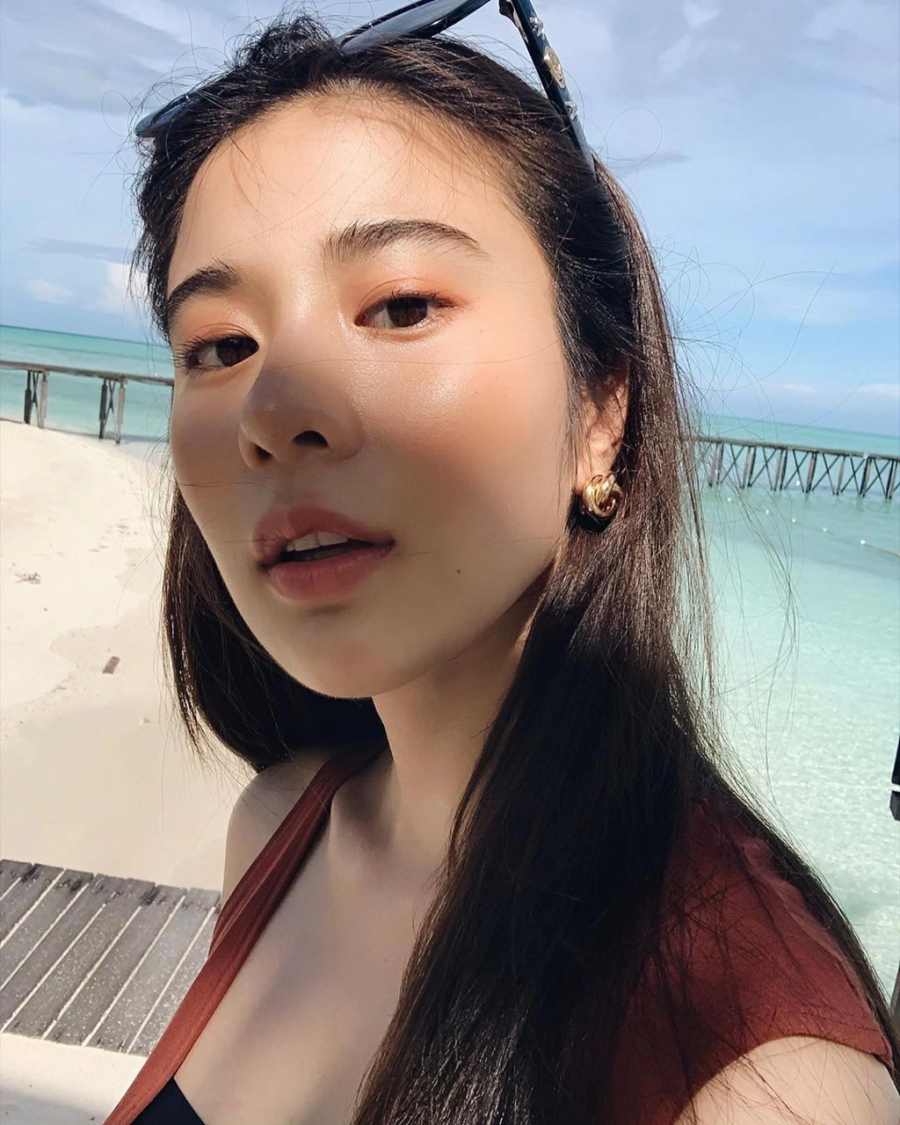Có thể chăm sóc từ bên ngoài bằng cách sử dụng các loại kem dưỡng, serum và mặt nạ chứa collagen đảm bảo da luôn trẻ trung. 