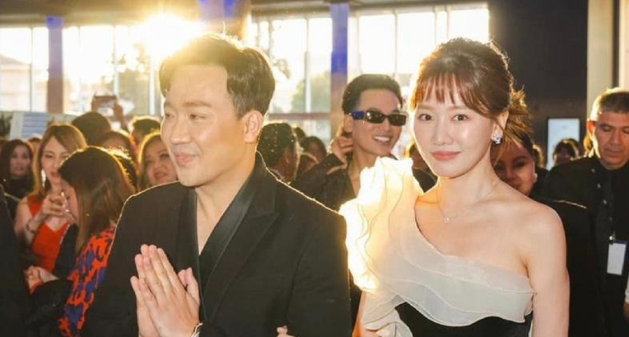 Mới đây, trên trang cá nhân, Hari Won vừa đăng tải khoảnh khắc chụp cùng Trấn Thành tại không gian sang trọng, thơ mộng ở Mỹ. Đáng chú ý, nữ ca sĩ 8X đăng kèm caption với ảnh: “Tụi em không có nhà tại Mỹ. Nhưng mình có bạn sở hữu nhà bên Mỹ”. Động thái này của Hari Won được cho là liên quan đến tin đồn mua nhà bên Mỹ, rồi bị nhiều khán giả trách tại sao không mua nhà cho bố mẹ Hari Won ở Hàn Quốc.     