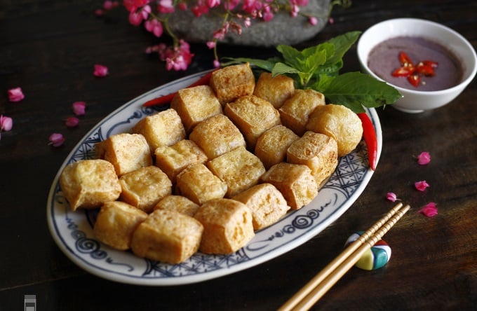 Cầu kỳ hơn làm đậu tẩm hành cũng rất ngon.