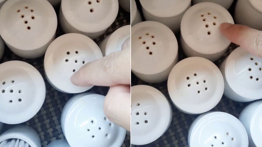 Lọ muối và lọ tiêu trong nhà hàng trông giống nhau. Để phân biệt, hãy nhìn vào ký hiệu đặc biệt trên lọ.