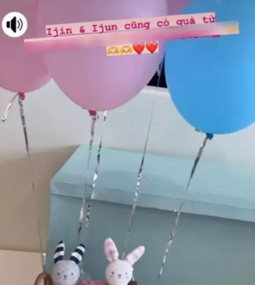 Sam là một trong những mẹ bỉm được nhiều sự chú ý nhất Vbiz hiện nay. Mới đây, Sam đã chia sẻ trên trang cá nhân những món quà gửi đến 2 nhóc tì mà mình nhận được từ bạn bè xung quanh. Cô cũng tiết lộ tên hai con là Ijin và Ijun. Đây có vẻ là tên thân mật ở nhà của 2 nhóc tì. Cái tên đáng yêu của cả hai còn khiến netizen liên tưởng đến 2 nhân vật hoạt hình cũng là một cặp sinh đôi Upin và Ipin. Dân tình còn xôn xao bàn luận về danh tính chồng của Sam. Một số netizen cho rằng cái tên Ijin và Ijun khiến họ liên tưởng đến những cái tên của người Hàn. Trước đó cũng có thông tin chồng Sam là người Hàn Quốc.    