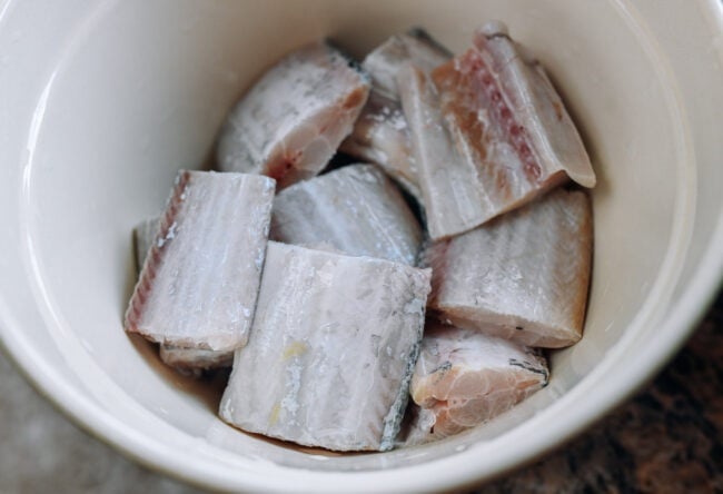 Bỏ ruột, mang cá và phần màng đen, xương chạy dọc thân cá. Rửa sạch cá và để ráo. Sau đó, cắt cá thành các miếng vừa phải, khoảng 3-5cm.    