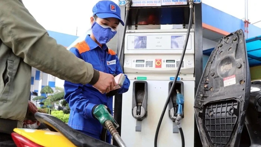 Để tăng sức cạnh tranh trước các cây xăng khác, các cây xăng tư nhân sẽ chọn cách gia tăng nhiều hoạt động phúc lợi, trong đó có lau xe, tặng nước. Đồng thời, các cây xăng tư nhân sẽ chọn cách hạ giá để giữ khách hàng và duy trì nguồn khách hàng ổn định.