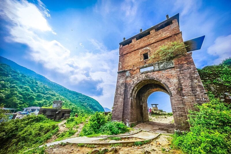 Nằm chênh vênh trên đỉnh đèo, giữa biển mây và gió lộng suốt gần hai thế kỷ là công trình Hải Vân Quan