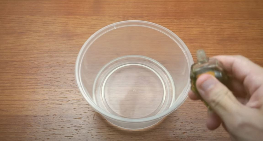 Nhỏ vài giọt dầu gió vào bát nước.