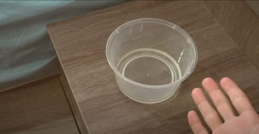 Đặt bát nước ở khu vực cạnh giường để xua đuổi muỗi.