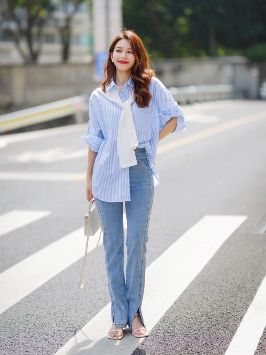 Áo sơ mi kẻ sọc kết hợp cùng quần jeans là một bản hòa ca thời trang không ngừng hot qua từng mùa
