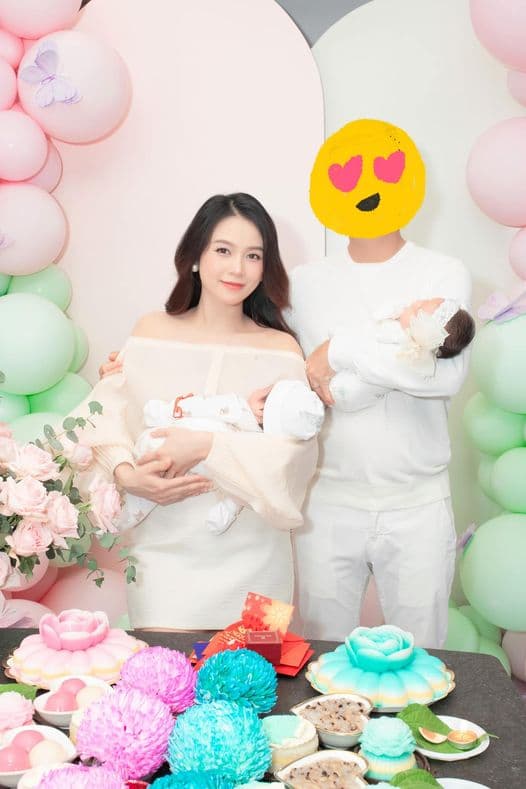Mới đây, Sam đã tổ chức tiệc đầy tháng cho 2 nhóc tì nhà mình. 2 bé 