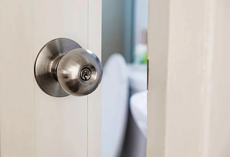 Việc đóng cửa nhà vệ sinh khi không sử dụng có thể là một lựa chọn an toàn để tránh tai nạn không mong muốn