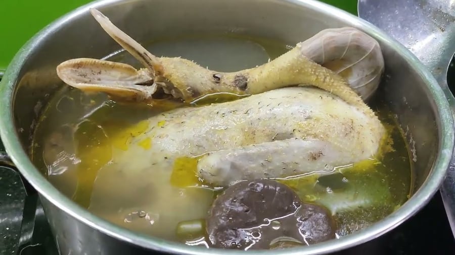 Một việc nữa là mỏ vịt, chị em nhớ bóc lấy phần lưỡi bẩn trong mỏ vịt ra nhé!