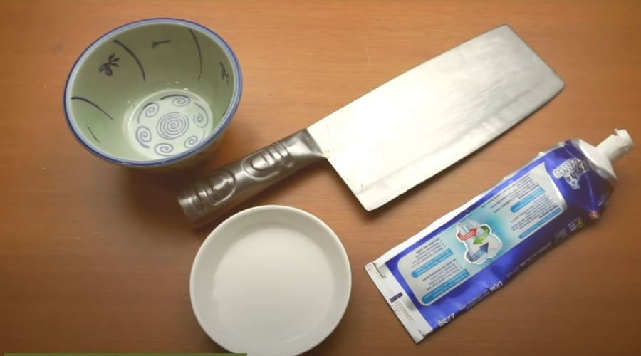 Muối, giấm và kem đánh răng có thể giúp lưỡi dao sáng bóng và sắc như mới.