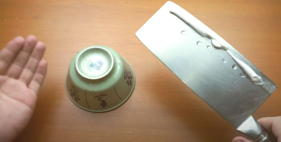 Bôi hỗn hợp muối, giấm và kem đánh răng lên lưỡi dao.