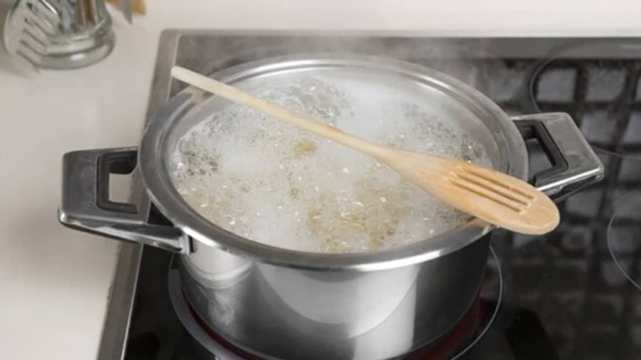 Dùng muỗng gỗ đặt ngang thành nồi sẽ ngăn không cho những bong bóng tràn ra ngoài.