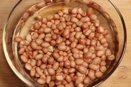 Không nên ngâm lạc quá lâu trong nước để tránh vỏ ngoài bị bong tróc.