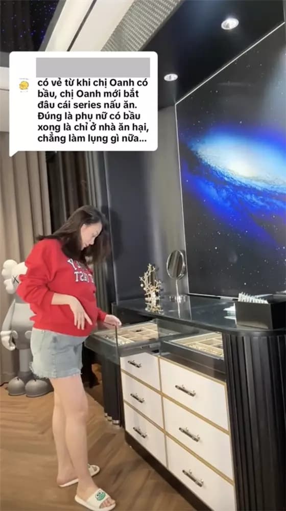 Cô sở hữu khá nhiều phụ kiện.