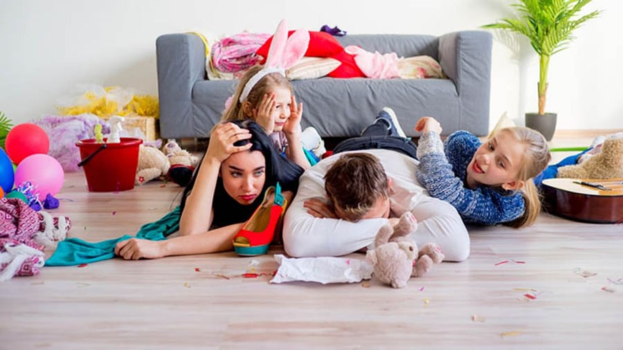 Cha mẹ đừng quá lo khi con làm rối tung đồ đạc để kiếm tìm điều gì đó. Đó là lúc con đang tư duy.