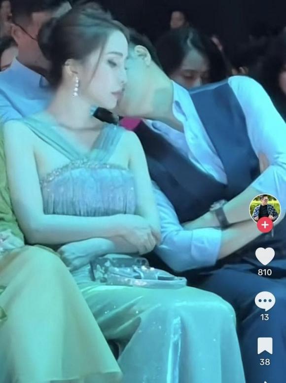 Mới đây, trên mạng xã hội TikTok cũng đăng tải khoảnh khắc Việt Anh - Quỳnh Nga cùng góp mặt trong sự kiện. Cả hai thoải mái trò chuyện tương tác, quấn quýt bên nhau không rời. Khoảnh khắc 2 người hội ngộ chung sự kiện gây chú ý.     