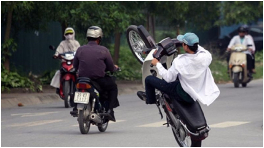 Người điều khiển xe máy có hành vi vi phạm luật giao thông nghiêm trọng bị tịch thu xe